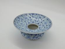 古伊万里　染付　全面　花唐草文　全面に花唐草の絵付けがされた可憐な盃台(懐石道具、唾壺)(R-061874)