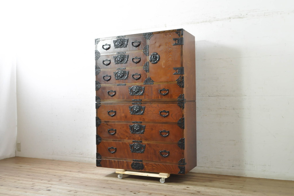 中古　岩谷堂箪笥　美しい杢目と黒々とした金具が目を惹く重ね箪笥(収納箪笥、衣装箪笥、整理タンス、和箪笥、引き出し)(R-074077)
