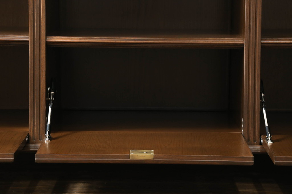 軽井沢カフェ物件で使用するディスプレイシェルフを新規製作!1、2段目はオープン棚、3段目はフラップダウン式扉仕様の棚に。底面には丸脚を取り付け。(飾り棚、陳列棚、オープンラック、カウンターテーブル、収納棚、店舗什器)