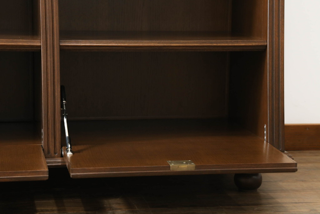軽井沢カフェ物件で使用するディスプレイシェルフを新規製作!1、2段目はオープン棚、3段目はフラップダウン式扉仕様の棚に。底面には丸脚を取り付け。(飾り棚、陳列棚、オープンラック、カウンターテーブル、収納棚、店舗什器)
