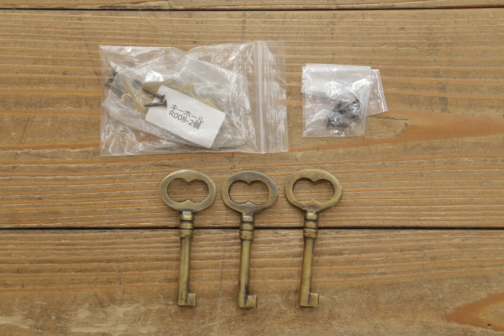 軽井沢カフェ物件で使用するディスプレイシェルフを新規製作!1、2段目はオープン棚、3段目はフラップダウン式扉仕様の棚に。底面には丸脚を取り付け。(飾り棚、陳列棚、オープンラック、カウンターテーブル、収納棚、店舗什器)