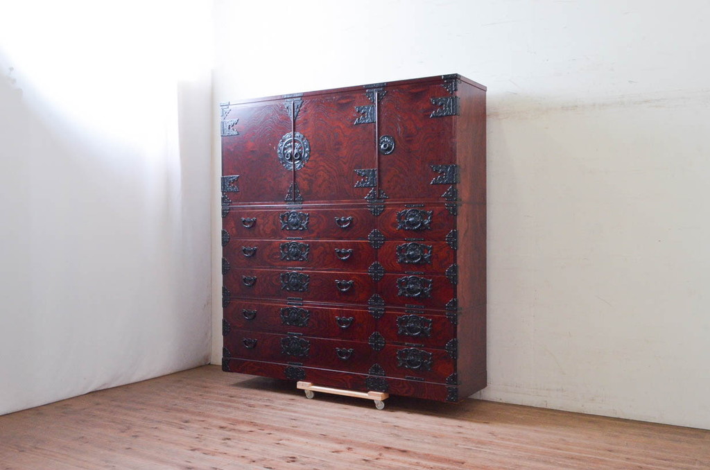 中古　美品　岩谷堂箪笥　美しい杢目と立派な金具が魅力的な三段重ね箪笥(収納箪笥、衣装箪笥、着物箪笥、和箪笥)(定価約140万円)(R-073751)