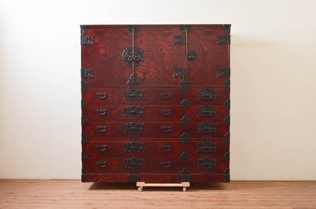 中古　美品　岩谷堂箪笥　美しい杢目と立派な金具が魅力的な三段重ね箪笥(収納箪笥、衣装箪笥、着物箪笥、和箪笥)(定価約140万円)(R-073751)