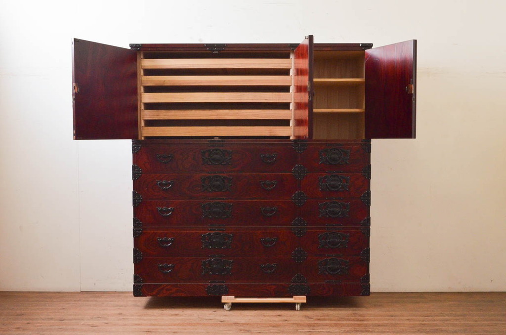 中古　美品　岩谷堂箪笥　美しい杢目と立派な金具が魅力的な三段重ね箪笥(収納箪笥、衣装箪笥、着物箪笥、和箪笥)(定価約140万円)(R-073751)