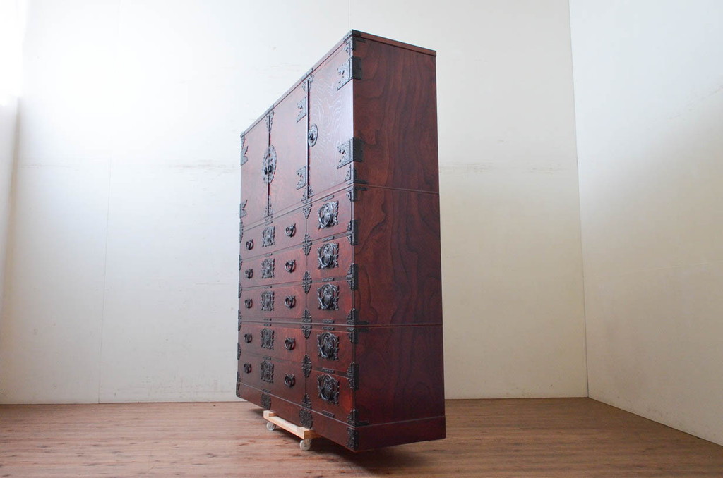 中古　美品　岩谷堂箪笥　美しい杢目と立派な金具が魅力的な三段重ね箪笥(収納箪笥、衣装箪笥、着物箪笥、和箪笥)(定価約140万円)(R-073751)