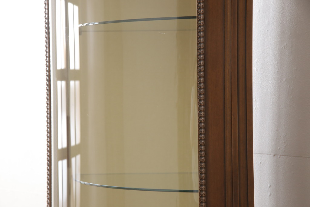 中古　美品　高級輸入家具　激レア品!美しいRガラス(曲面ガラス)が柔らかい印象を与えるコーナーキャビネット(飾り棚、陳列棚、収納棚)(定価約68万円)(R-051351)