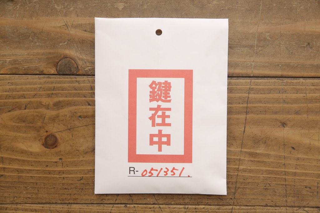 中古　美品　高級輸入家具　激レア品!美しいRガラス(曲面ガラス)が柔らかい印象を与えるコーナーキャビネット(飾り棚、陳列棚、収納棚)(定価約68万円)(R-051351)