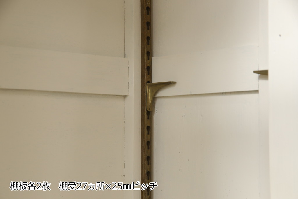 カップボードを戸棚にリメイク!上段部分を利用。天板を補強して取っ手を交換。アンティークホワイトでペイント仕上げ。