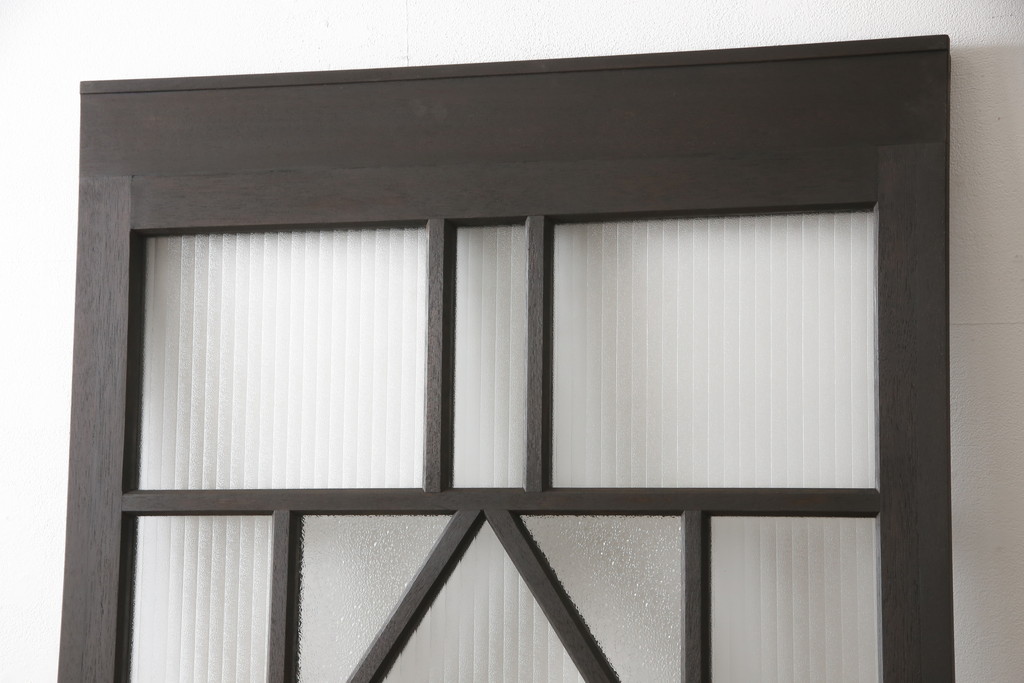 【セミオーダー家具実例】ガラス扉に高品質リペアを施しました。高さと幅をご要望のサイズにリサイズし、中央にひし形の桟を追加。ひし形の4角にはダイヤガラスを、それ以外には銀モールガラスを取り付け。引手、V字戸車も取り付け。松本民芸家具に近しい色味に着色して仕上げました。(ドア、建具)