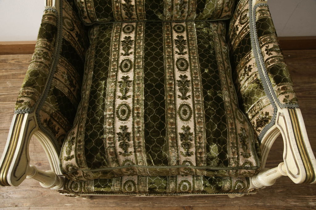 中古　イタリア製　ロココ調　随所にみられる装飾の意匠が見事な1人掛けソファ(定価推定約60万円)(一人掛けソファ、1Pソファ、アームソファ、アームチェア、サロンチェア、椅子)(R-059483)