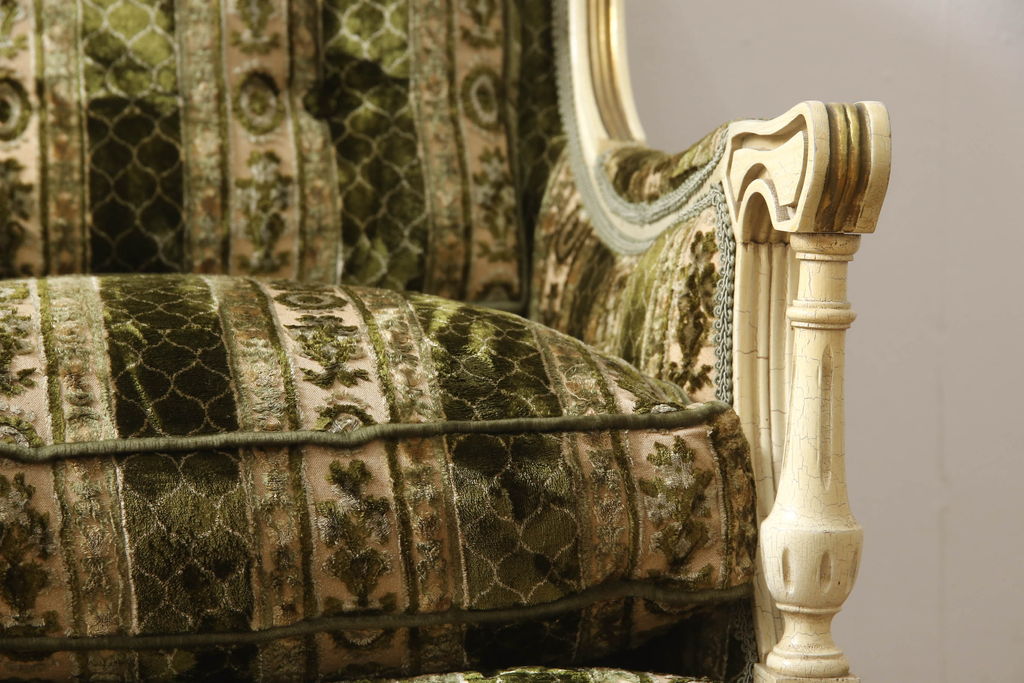 中古　イタリア製　ロココ調　随所にみられる装飾の意匠が見事な1人掛けソファ(定価推定約60万円)(一人掛けソファ、1Pソファ、アームソファ、アームチェア、サロンチェア、椅子)(R-059483)