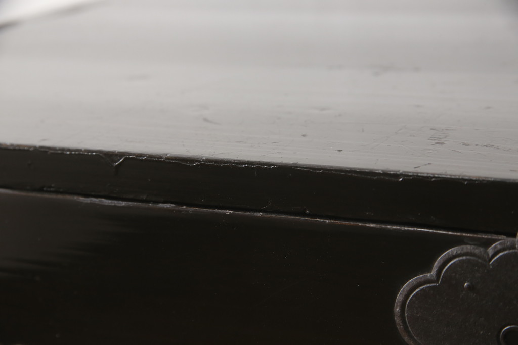 和製アンティーク　立派な金具と黒漆塗りが格調高い雰囲気を醸し出す庄内箪笥(衣装タンス、収納たんす、時代箪笥、引き出し)(R-070015)