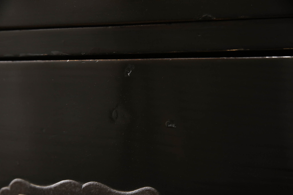 和製アンティーク　立派な金具と黒漆塗りが格調高い雰囲気を醸し出す庄内箪笥(衣装タンス、収納たんす、時代箪笥、引き出し)(R-070015)