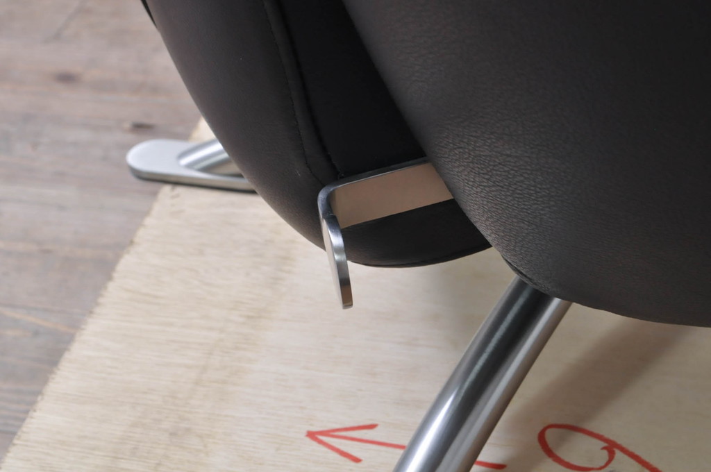 中古　美品　Cassina(カッシーナ)　K10 DODO(ドド)　洗練されたモダンデザインが目を引くシェーズロング(リクライニングチェア、アームチェア、椅子、イス、一人掛けソファ、1人掛けソファ)(定価約104万5千円)(R-069069)