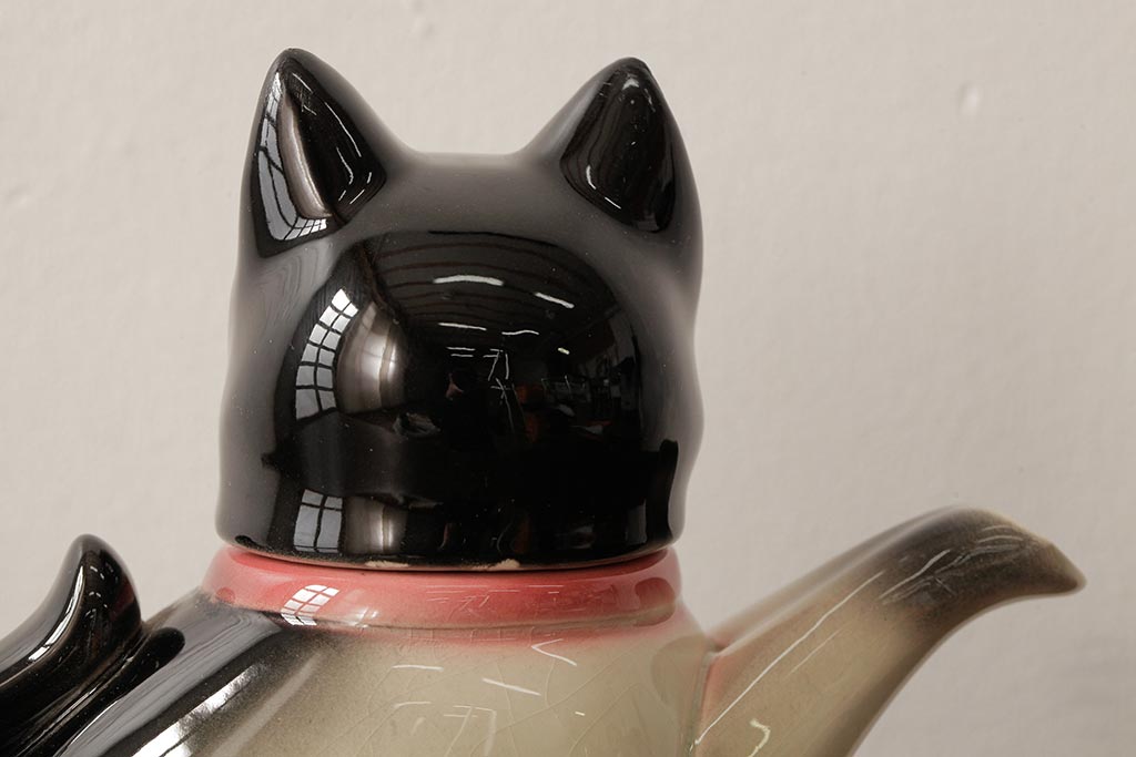 アンティーク雑貨　ドイツ　Erphila(アーフィラ)社　赤いリボンの猫型ティーポット(ネコ型ポット、陶器)(R-037803)