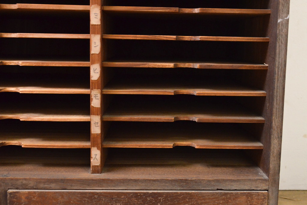 和製アンティーク　三方栓材　レトロな雰囲気を醸し出すカルテケース(書類棚、小引き出し、収納棚、レターラック)(R-068063)