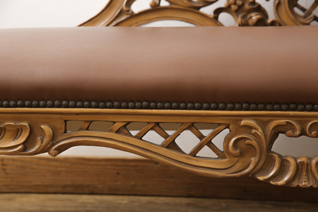 中古　高級品　イタリア家具　本革　細やかな彫刻の素晴らしいレザーシェーズロング(2人掛けソファ、二人掛け、セティ)(R-058098)