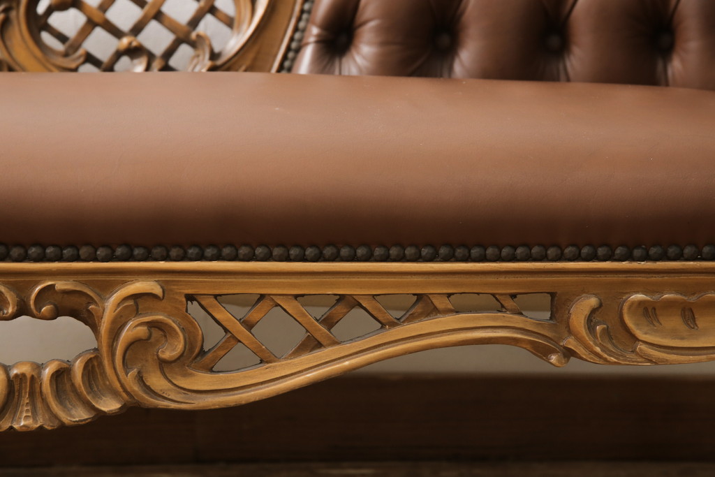 中古　高級品　イタリア家具　本革　細やかな彫刻の素晴らしいレザーシェーズロング(2人掛けソファ、二人掛け、セティ)(R-058098)