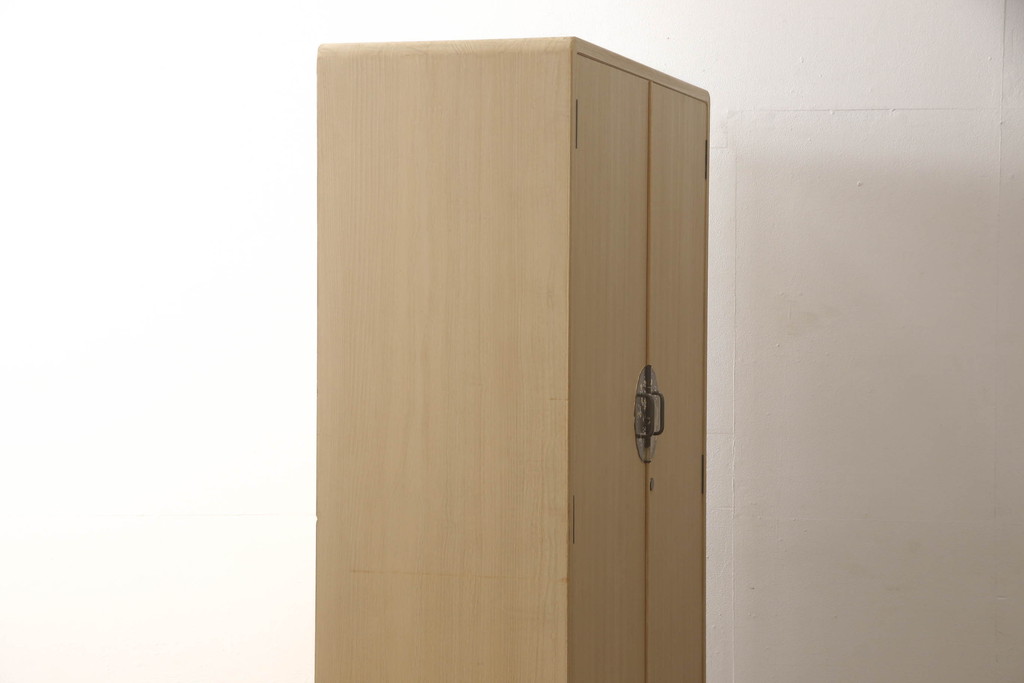 中古　伝統工芸士　吉沢昭次作　細やかな意匠が施された金具が魅力的な加茂桐箪笥(胴丸、桐たんす、衣装箪笥、着物箪笥、収納箪笥、和タンス、引き出し)(R-067909)