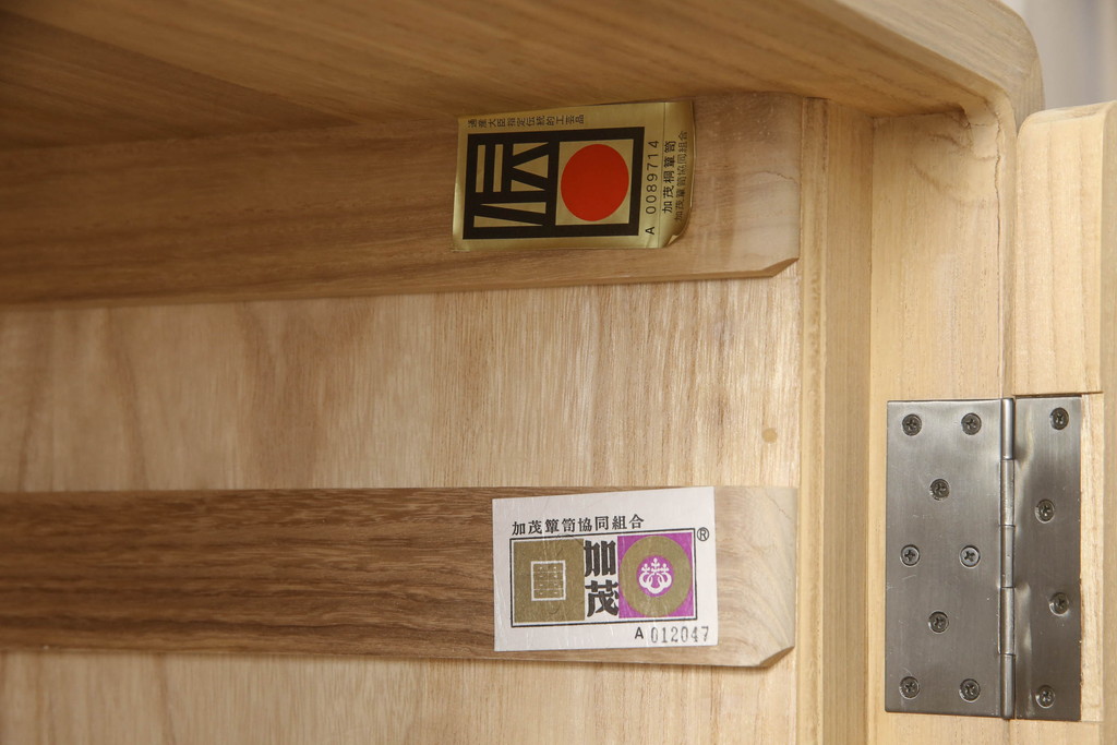 中古　伝統工芸士　吉沢昭次作　細やかな意匠が施された金具が魅力的な加茂桐箪笥(胴丸、桐たんす、衣装箪笥、着物箪笥、収納箪笥、和タンス、引き出し)(R-067909)