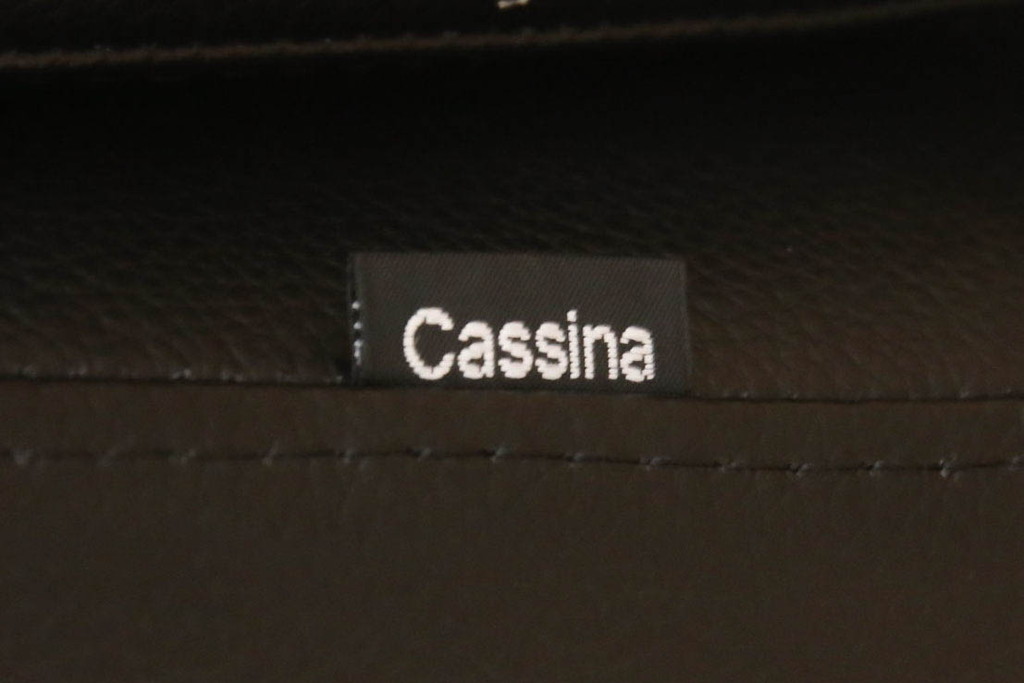 中古　短期使用のため極美品!!　Cassina(カッシーナ)　K10 DODO(ドド)　洗練されたモダンデザインが目を引くシェーズロング(リクライニングチェア、アームチェア、椅子、イス、一人掛けソファ、1人掛けソファ、本革、レザー)(定価約104万5千円)(R-066325)