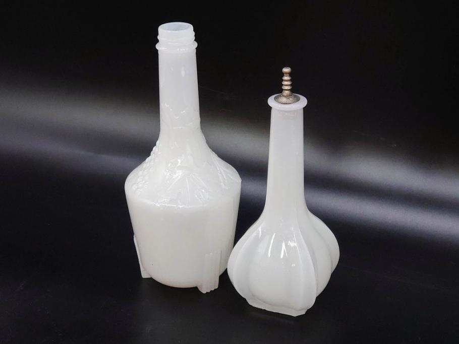 昭和レトロ　乳白　空間に温かみと安らぎを与えてくれるガラス瓶2点セット(ワインボトル、硝子、ビン、花瓶、花入、花生、花器)(R-082799)
