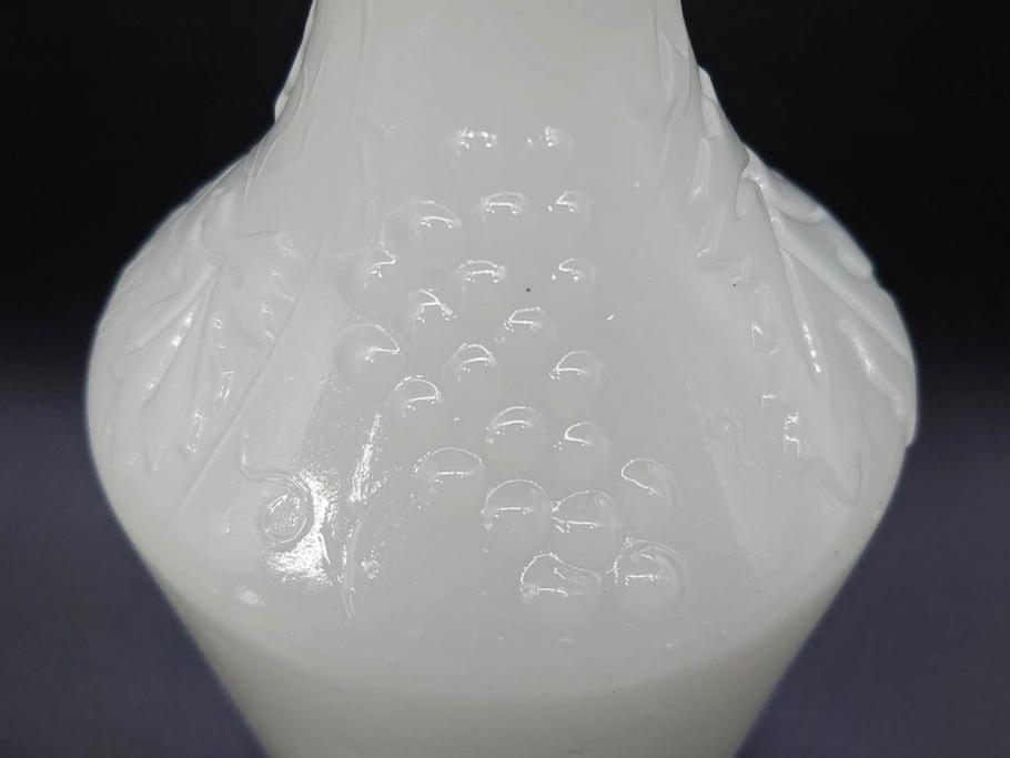 昭和レトロ　乳白　空間に温かみと安らぎを与えてくれるガラス瓶2点セット(ワインボトル、硝子、ビン、花瓶、花入、花生、花器)(R-082799)