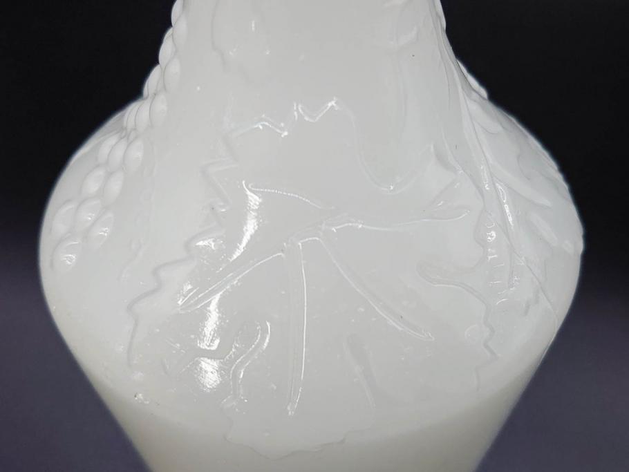 昭和レトロ　乳白　空間に温かみと安らぎを与えてくれるガラス瓶2点セット(ワインボトル、硝子、ビン、花瓶、花入、花生、花器)(R-082799)