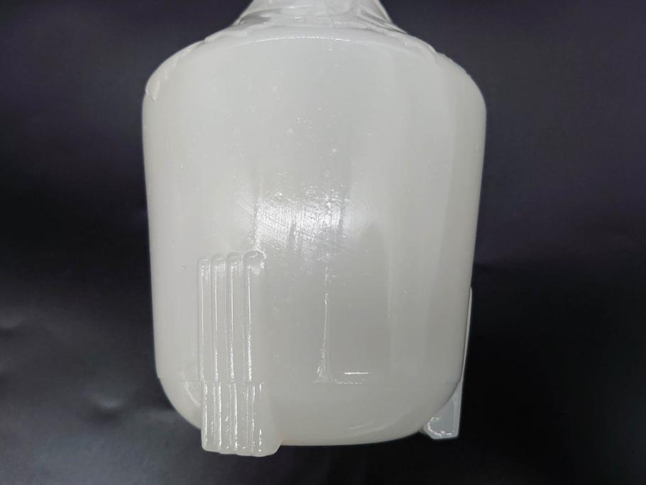 昭和レトロ　乳白　空間に温かみと安らぎを与えてくれるガラス瓶2点セット(ワインボトル、硝子、ビン、花瓶、花入、花生、花器)(R-082799)