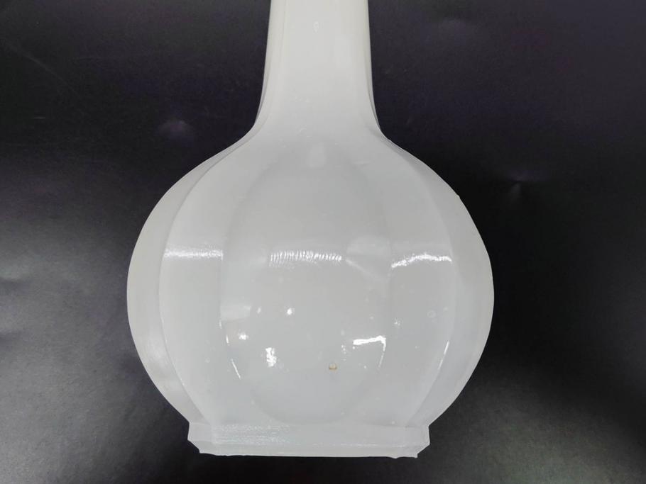 昭和レトロ　乳白　空間に温かみと安らぎを与えてくれるガラス瓶2点セット(ワインボトル、硝子、ビン、花瓶、花入、花生、花器)(R-082799)