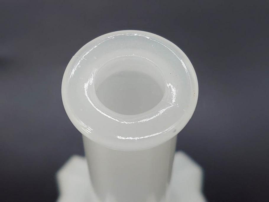 昭和レトロ　乳白　空間に温かみと安らぎを与えてくれるガラス瓶2点セット(ワインボトル、硝子、ビン、花瓶、花入、花生、花器)(R-082799)