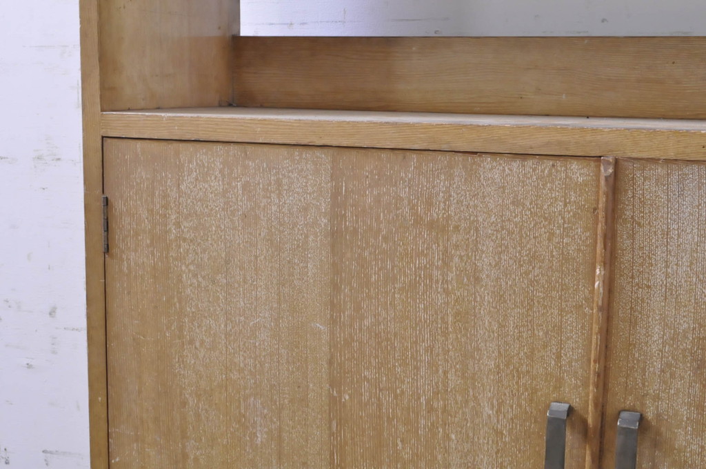 和製アンティーク　昭和レトロ　ナラ材　シンプルなデザインが取り入れやすい扉付き本棚(オープンラック、ブックシェルフ、収納棚、戸棚、キャビネット、飾り棚、ディスプレイラック)(R-067628)