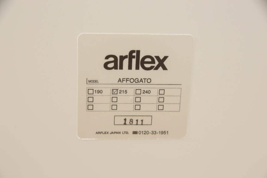 中古　美品　arflex(アルフレックス)　AFFOGATO(アフォガード)　白を基調とした空間にマッチするダイニングテーブル(6人掛け、4人掛け)(定価約48万円)(R-060506)