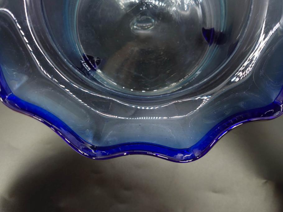 大正～昭和初期　当時物　フリル　青縁　吹きガラス　縁のデザインが可愛らしい金魚鉢(硝子、和ガラス、脚付き)(R-082804)