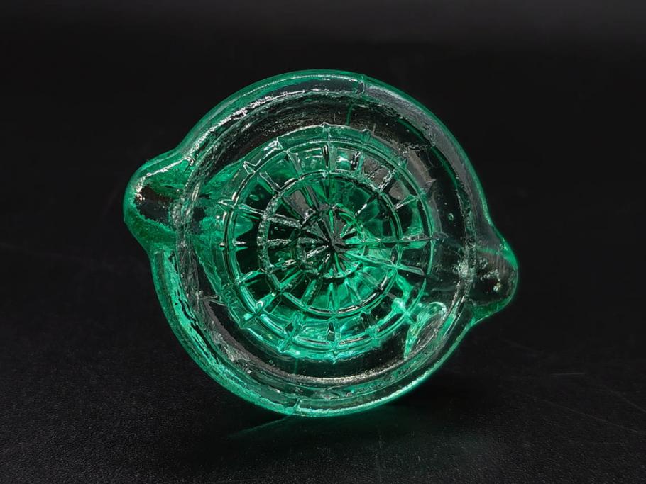 昭和初期　プレスガラス　エンボス入り　緑色　エレガントな雰囲気の醤油差し4点セット(薬瓶、醤油瓶、しょうゆ差し、桜、ソース、ガラス、硝子、和ガラス)(R-082806)