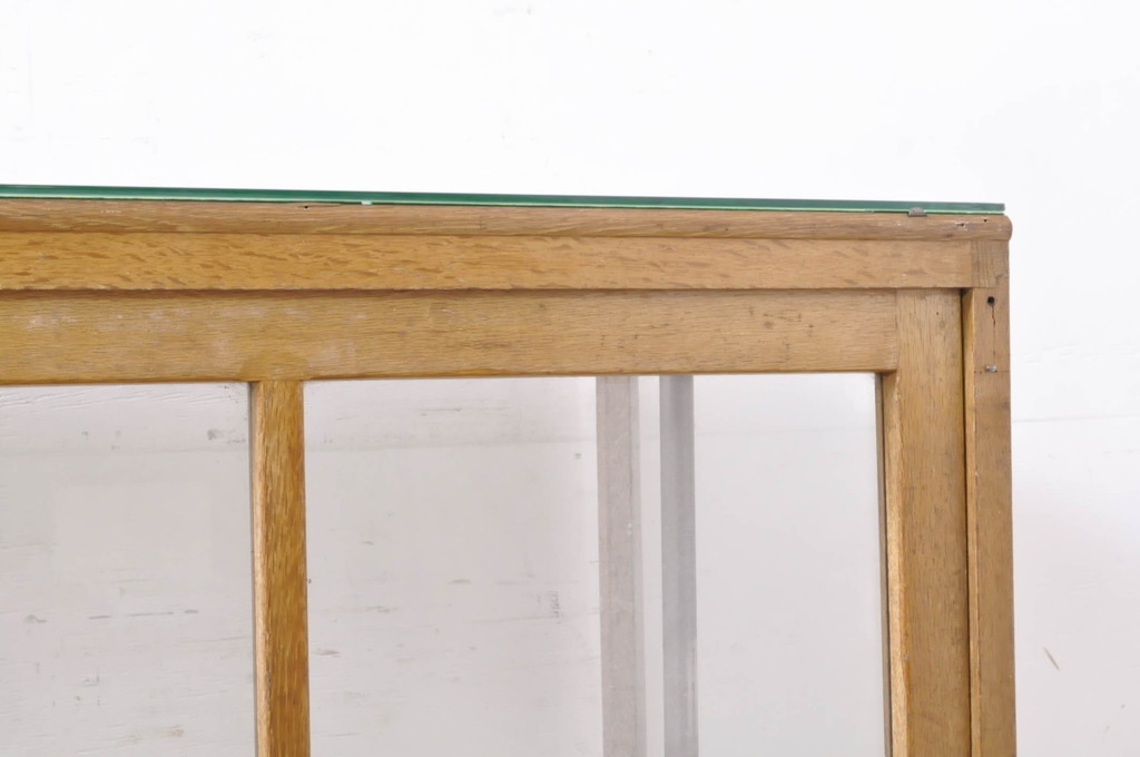 和製アンティーク　昭和レトロ　ナラ(楢)材　ノスタルジックな雰囲気の木枠ガラスケース(ショーケース、飾り棚、陳列棚、店舗什器)(R-066844)