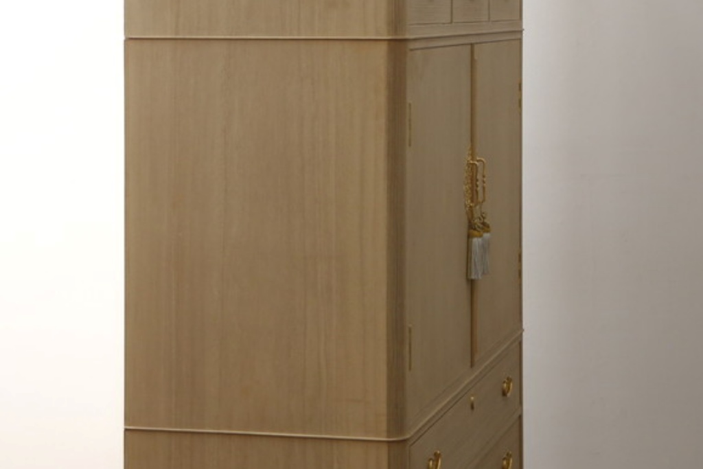 中古　広島・府中家具　日本伝統木芸士　大畠輝登作　備後府中　寿山作　金色の装飾が上品な雰囲気を醸し出す 総桐箪笥・中段(総桐たんす、胴丸、和タンス、衣装箪笥、収納タンス)(R-082951)