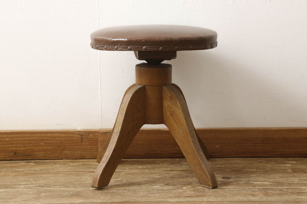 和製アンティーク　ナラ材　ゆるりと曲線を描く脚のシルエットが魅力的なスツール(回転チェア、丸椅子、イス)(R-061363)