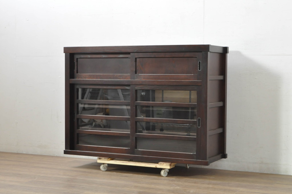 中古　美品　落ち着いた色合いが大人な雰囲気を醸し出す水屋箪笥サイドボード(食器棚、サイドキャビネット、収納棚、戸棚)(R-080371)