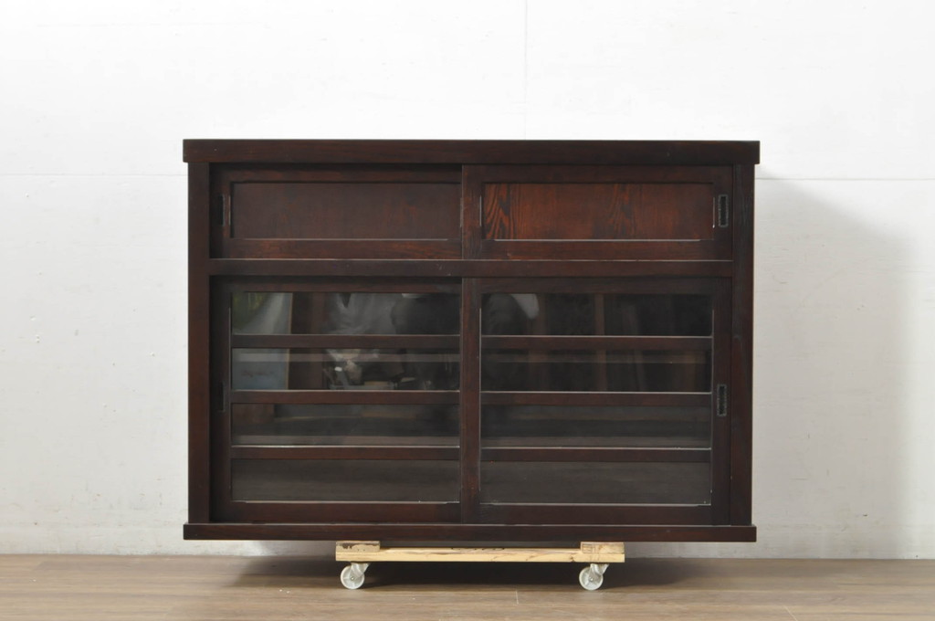 中古　美品　落ち着いた色合いが大人な雰囲気を醸し出す水屋箪笥サイドボード(食器棚、サイドキャビネット、収納棚、戸棚)(R-080371)