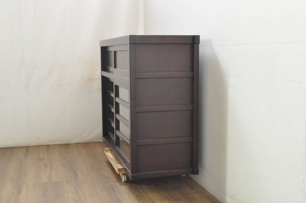 中古　美品　落ち着いた色合いが大人な雰囲気を醸し出す水屋箪笥サイドボード(食器棚、サイドキャビネット、収納棚、戸棚)(R-080371)