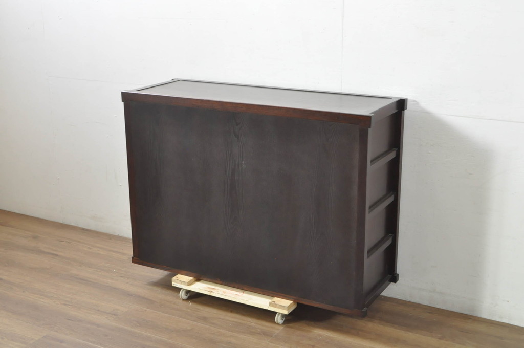 中古　美品　落ち着いた色合いが大人な雰囲気を醸し出す水屋箪笥サイドボード(食器棚、サイドキャビネット、収納棚、戸棚)(R-080371)