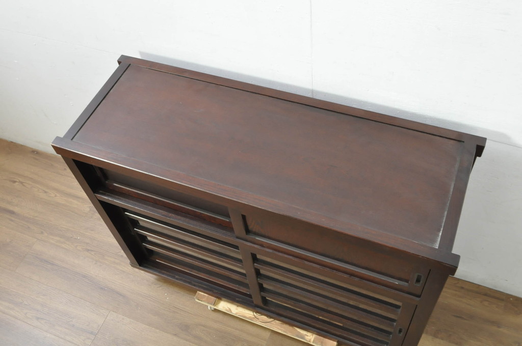 中古　美品　落ち着いた色合いが大人な雰囲気を醸し出す水屋箪笥サイドボード(食器棚、サイドキャビネット、収納棚、戸棚)(R-080371)
