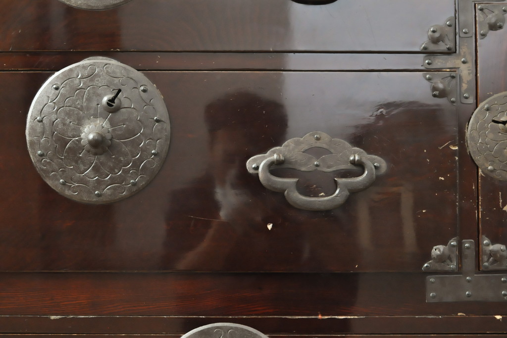 和製アンティーク　前面栗材　趣ある金具が魅力的な米沢箪笥(重ね箪笥、和たんす、収納箪笥、時代箪笥、整理タンス)(R-058213)