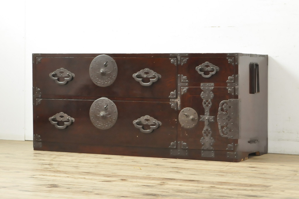 和製アンティーク　前面栗材　趣ある金具が魅力的な米沢箪笥(和たんす、収納箪笥、時代箪笥、整理タンス)(R-058214)