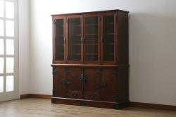 中古　美品　岩谷堂箪笥　菊幸　欅(ケヤキ)材の美しい杢目と重厚な金具が魅力の二段重ね収納棚(食器棚、カップボード、戸棚、キャビネット、上下バラ売り可能)(定価約110万円)(R-079222)
