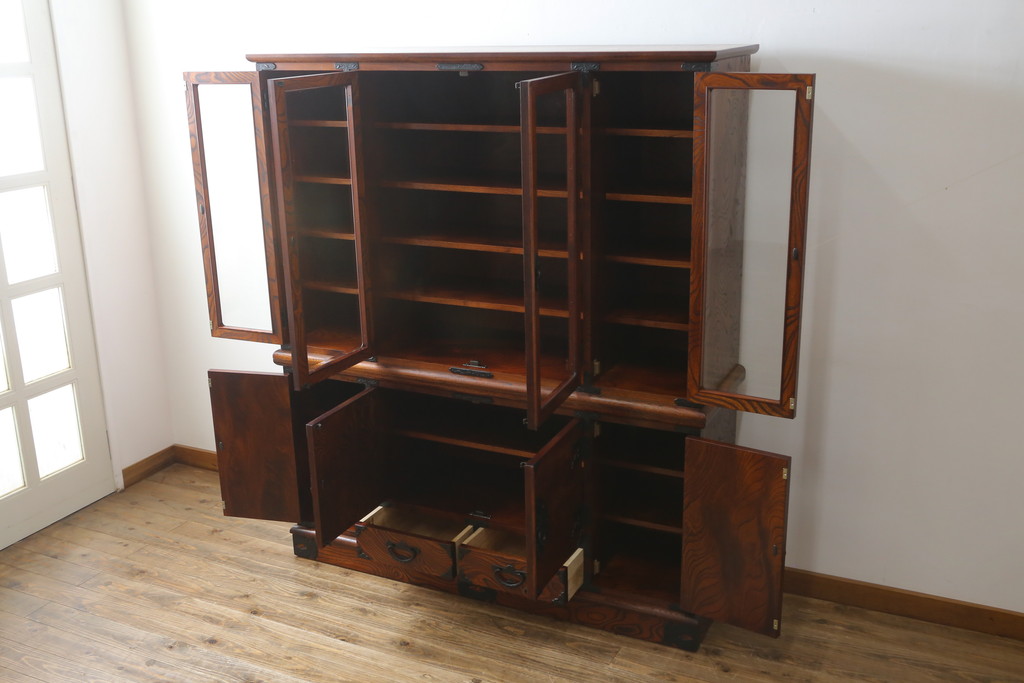 中古　美品　岩谷堂箪笥　菊幸　欅(ケヤキ)材の美しい杢目と重厚な金具が魅力の二段重ね収納棚(食器棚、カップボード、戸棚、キャビネット、上下バラ売り可能)(定価約110万円)(R-079222)