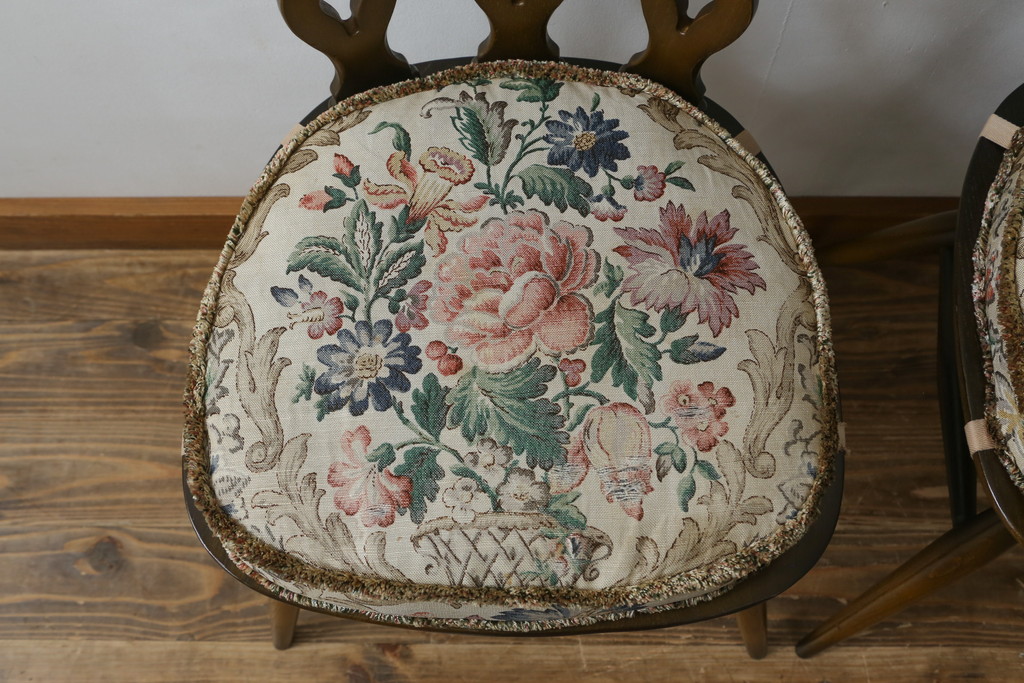 イギリスビンテージ　ERCOL(アーコール)　クッション付き　上品な佇まいのシスルバックチェア2脚セット(ダイニングチェア、椅子、イス、板座チェア、ウィンザーチェア、ウインザーチェア、ヴィンテージ、英国、バラ売り可能)(R-065626)