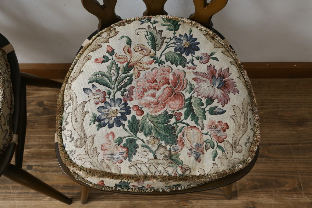 イギリスビンテージ　ERCOL(アーコール)　クッション付き　上品な佇まいのシスルバックチェア2脚セット(ダイニングチェア、椅子、イス、板座チェア、ウィンザーチェア、ウインザーチェア、ヴィンテージ、英国、バラ売り可能)(R-065626)