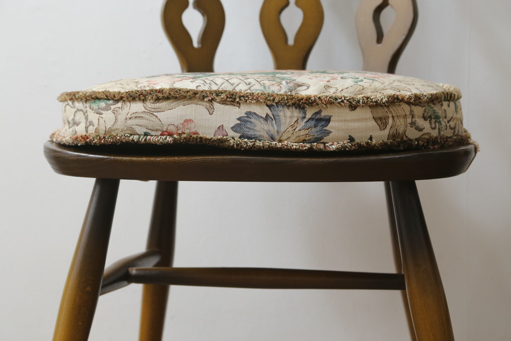 イギリスビンテージ　ERCOL(アーコール)　クッション付き　上品な佇まいのシスルバックチェア2脚セット(ダイニングチェア、椅子、イス、板座チェア、ウィンザーチェア、ウインザーチェア、ヴィンテージ、英国、バラ売り可能)(R-065626)